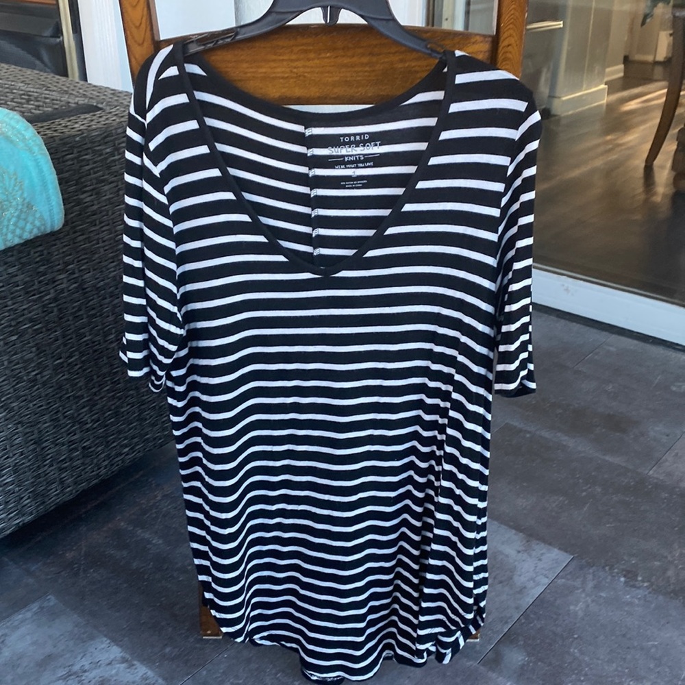 COPY - Tunic top, black abs white striped